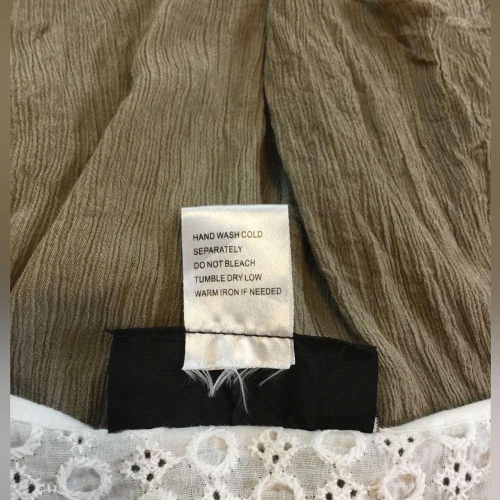 Size L, The Pyramid Collection. Peasant top with tie front. - Picture 6 of 6